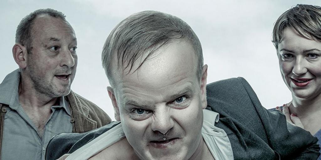 Gruselig, wenn Menschen zu Nashörnern mutieren: V.l.n.r. Fredi Stettler als Behriger, Markus Maria Enggist als Hans, Corinne Thalmann als Daisy in Eugène Ionescus Stück "Die Nashörner", das im Sommer auf dem Gurten gezeigt wird (Pressebild). Gruselig, wenn Menschen zu Nashörnern mutieren: V.l.n.r. Fredi Stettler als Behriger, Markus Maria Enggist als Hans, Corinne Thalmann als Daisy in Eugène Ionescus Stück "Die Nashörner", das im Sommer auf dem Gurten gezeigt wird (Pressebild).