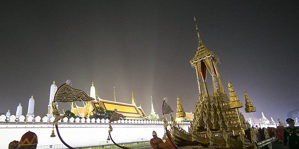 Die sterblichen Überreste von Thailands langjährigem König Bhumibol werden in einer feierlichen Zeremonie in Bangkok eingeäschert.