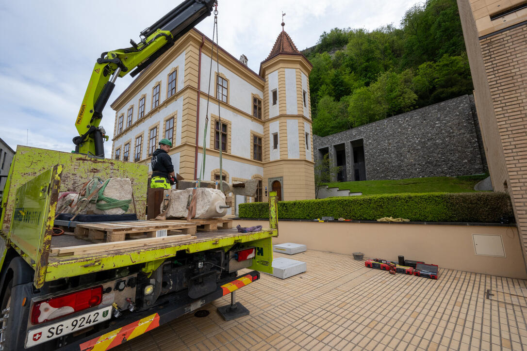 Aufbau der Skulpturen der Bad Ragartz in Vaduz (26.04.2024)