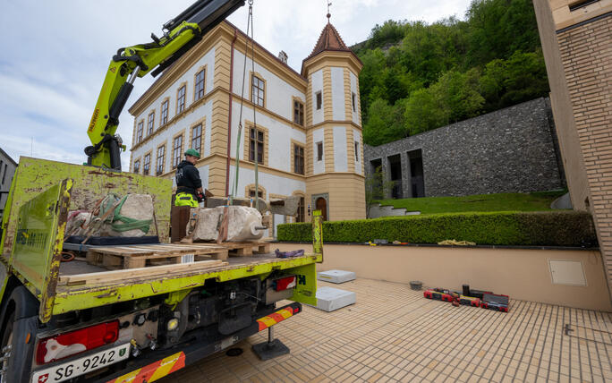 Aufbau der Skulpturen der Bad Ragartz in Vaduz (26.04.2024)