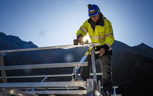 Ein Arbeiter montiert Solar-Paneele. Würde man in der Schweiz jetzt offensiv Solar-Energie fördern, könnten 14'000 Arbeitsplätze geschaffen werden. Eine kurze Anlehre würde reichen. Dadurch käme die Schweiz den Klimazielen näher und würde die Arbeitslosigkeit senken, findet die Stiftung SES (Archiv)