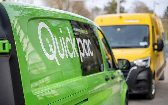 QUICKPAC, PAKETDIENSTLEISTER, ZUSTELLER, PAKETZUSTELLUNG, PAKETDIENST, ZUSTELLUNG, SAME-DAY-DELIVERY,  QUICKMAIL, E-AUTO, ELEKTROAUTO, ELEKTRO-AUTO, E-FAHRZEUG, ELEKTRO-FAHRZEUG, ELEKTROFAHRZEUG, ELEKTRO-MOBILITAET, E-MOBILITAET, ELEKTRO-MOBILIAET, PAKETZU
