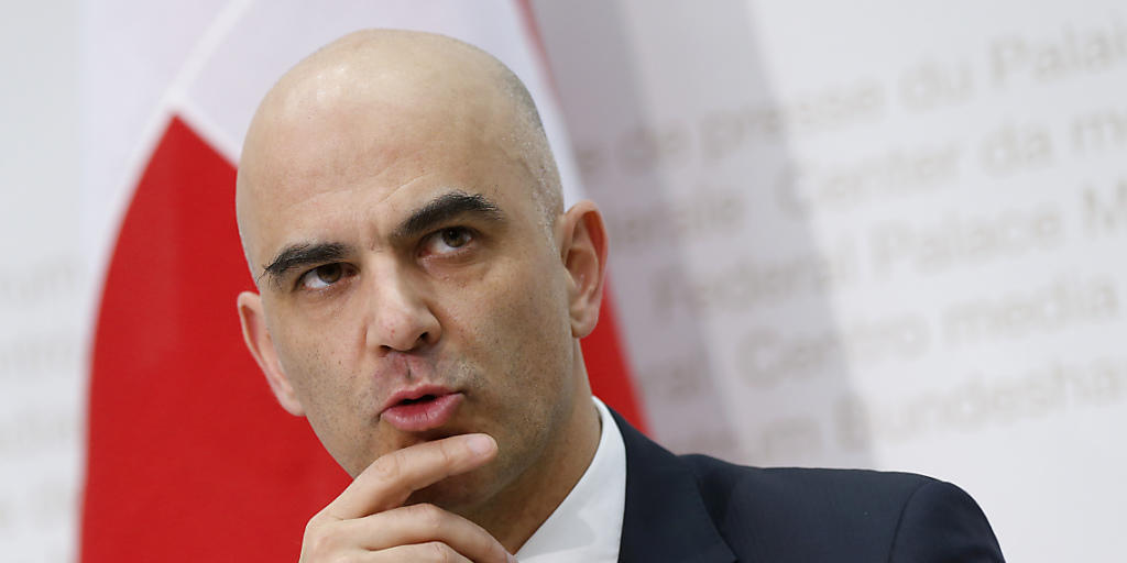 Bundesrat Alain Berset erklärt, warum die Regeln für die Überprüfung der Medikamentenpreise geändert werden müssen. (Archiv)