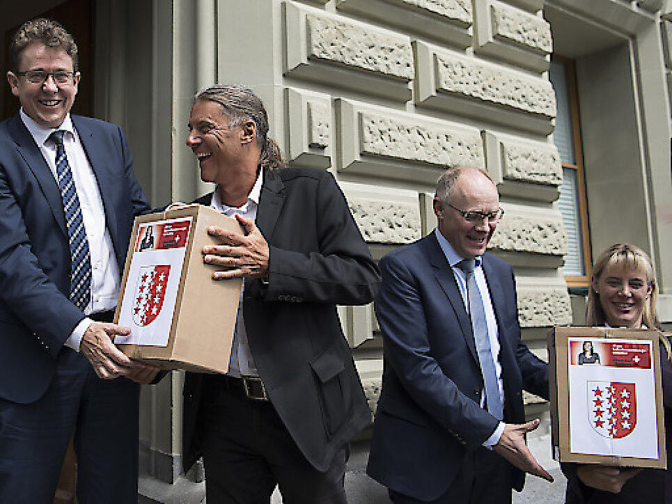 Die Initianten bei der Einreichung der Unterschriften zur Selbstbestimmungsinitiative. Am Dienstag haben sie den Abstimmungskampf lanciert. (Archivbild)