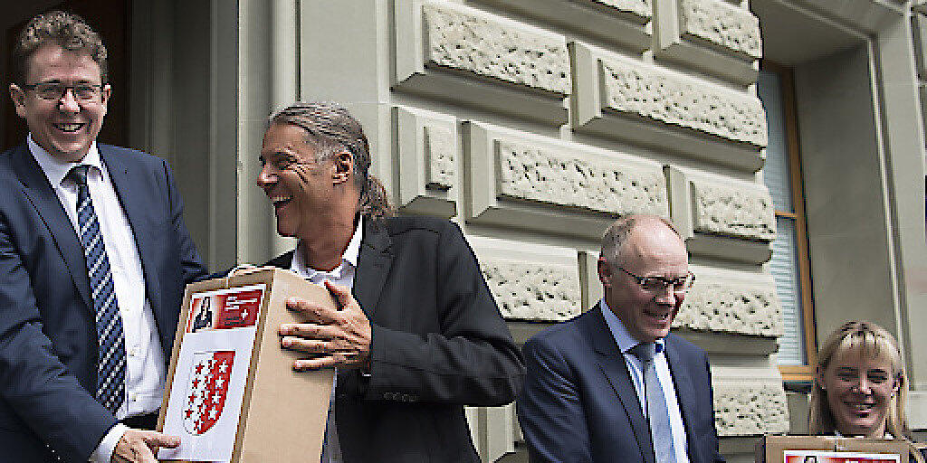 Die Initianten bei der Einreichung der Unterschriften zur Selbstbestimmungsinitiative. Am Dienstag haben sie den Abstimmungskampf lanciert. (Archivbild)