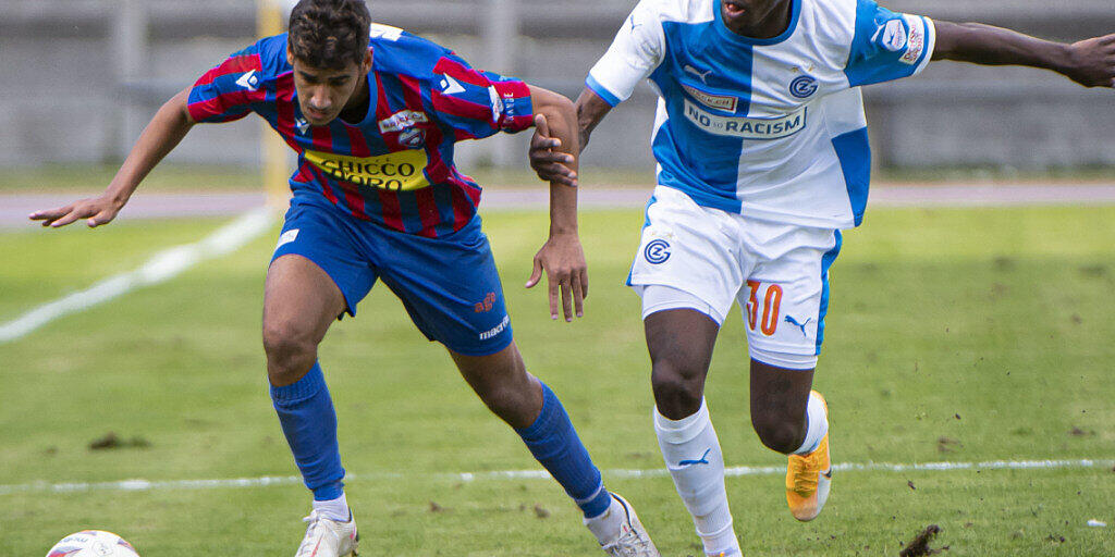 Chiassos Goalgetter Sofian Bahloul (links), hier gegen Nuno Pina von den Grasshoppers Chiassos Goalgetter Sofian Bahloul (links), hier gegen Nuno Pina von den Grasshoppers