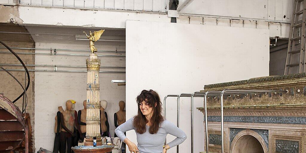 Die digitale Gesellschaft und ihre Ängste: Diesem Thema widmet sich die Berliner Künstlerin Raphaela Vogel in der Ausstellung "Bellend bin ich aufgewacht" im Kunsthaus Bregenz. Die digitale Gesellschaft und ihre Ängste: Diesem Thema widmet sich die Berliner Künstlerin Raphaela Vogel in der Ausstellung "Bellend bin ich aufgewacht" im Kunsthaus Bregenz.