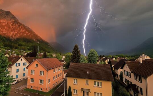 Dieses energiegeladene Foto eines Blitzes hat Leser Christian Hausmann an einem Dienstagabend des Mais in Schaan geschossen.