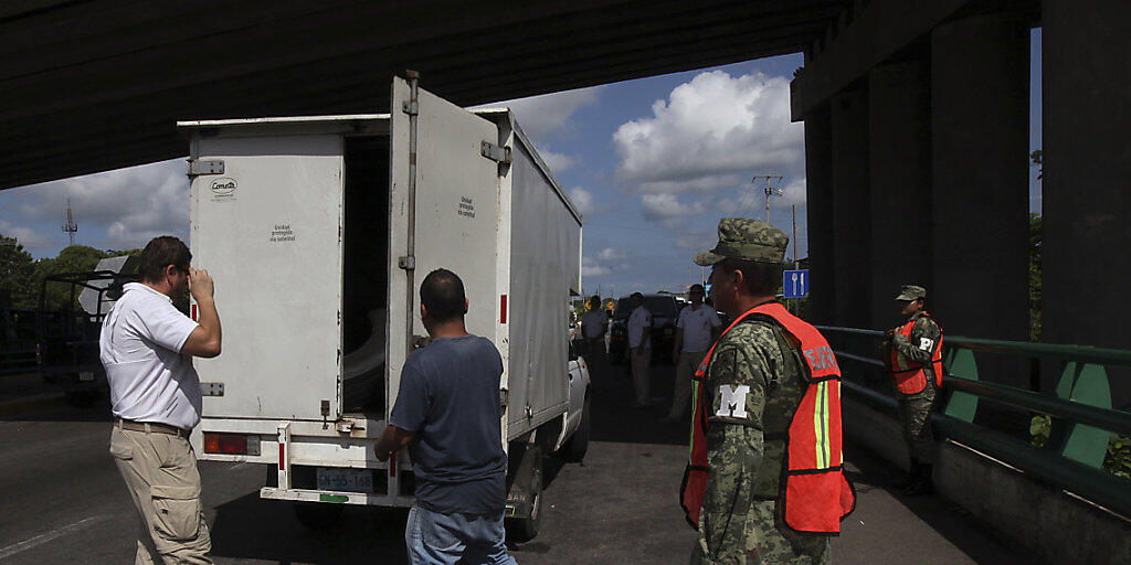 Im Kampf gegen illegale Grenzübertritte untersuchen mexikanische Beamte in Tapachula einen Lastwagen.