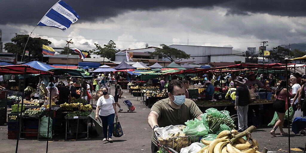 Die starke Zunahme der Neuinfektionen mit dem Coronavirus hat die Regierung in Costa Rica dazu veranlasst, die Lockerungsmassnahmen vorerst auszusetzen. (Archivbild) Die starke Zunahme der Neuinfektionen mit dem Coronavirus hat die Regierung in Costa Rica dazu veranlasst, die Lockerungsmassnahmen vorerst auszusetzen. (Archivbild)