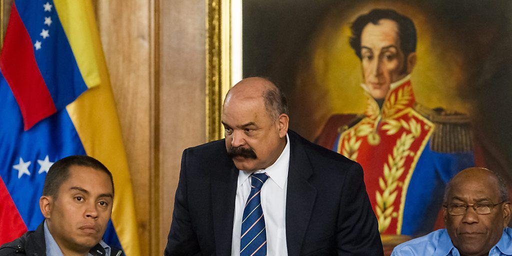 Venezuelas Zentralbankpräsident Nelson Merentes (Mitte) will für das Land Kredite über 5 Milliarden Dollar einholen. (Archiv)