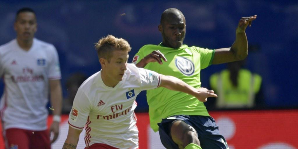 Zweikampf zwischen Hamburgs Lewis Holtby (links) und Wolfsburgs Joshua Guilavogui Zweikampf zwischen Hamburgs Lewis Holtby (links) und Wolfsburgs Joshua Guilavogui