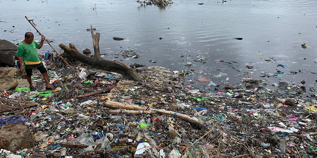 Ein Bauer auf den Philippinen stochert am Coastal Cleanup Day 2019 im angeschwemmten Müll. So schlimm wird es nicht werden, wenn am 19. September mindestens 200 Freiwillige in und am Zürichsee Abfall sammeln. (Archivbild)