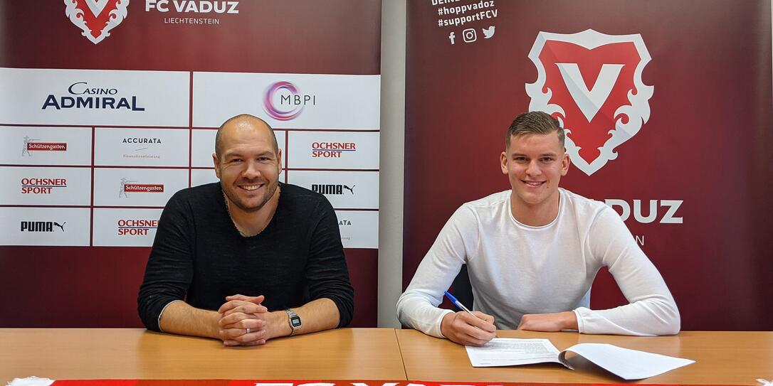 Sportchef Franz Burgmeier mit dem neuen Stürmer Sportchef Franz Burgmeier mit dem neuen Stürmer