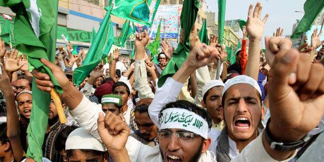 Tausende Menschen protestieren in Karachi Tausende Menschen protestieren in Karachi