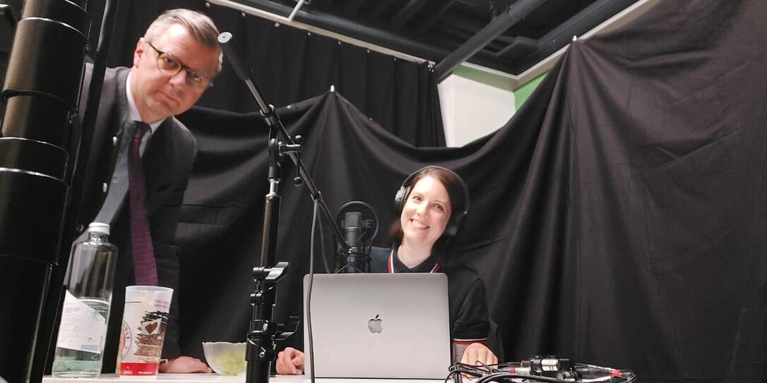 Totale Begeisterung: A Portion Rebel, der Medienhaus-Podcast mit Julia Strauss und Daniel Bargetze Totale Begeisterung: A Portion Rebel, der Medienhaus-Podcast mit Julia Strauss und Daniel Bargetze