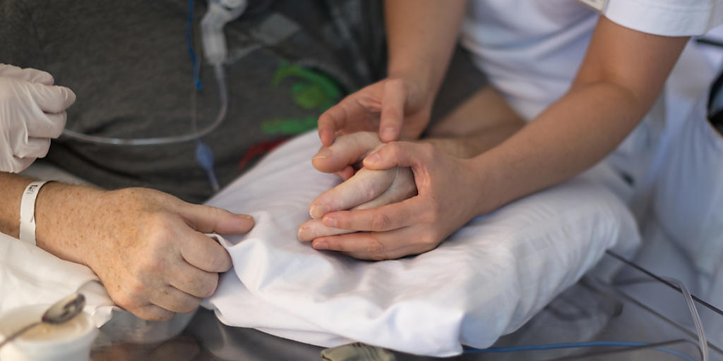 Pendelmigrantinnen, die in der Schweiz Betagte in Privathaushalten pflegen, arbeiten oft unter prekären Bedingungen. Der Bundesrat will nun für minimale Regeln sorgen. (Symbolbild)