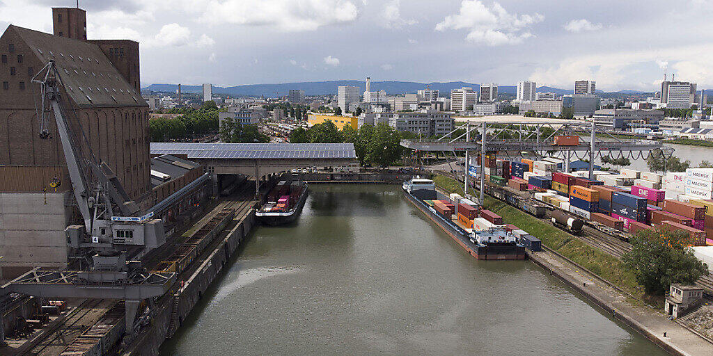 Der Rheinhafen in Basel soll ausgebaut werden. Der Souverän hat für ein neues Hafenbecken 115 Millionen Franken bewilligt.