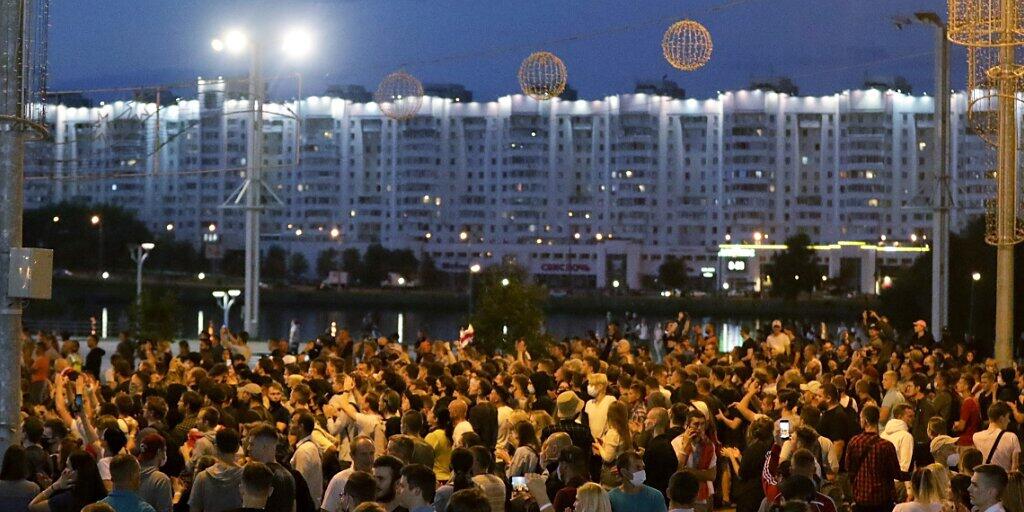 Seit Tagen gehen die Menschen in Minsk auf die Straße und protestieren. Foto: Sergei Grits/AP/dpa