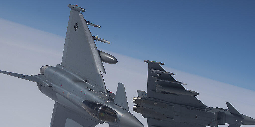 Zwei Eurofighter der deutschen Bundeswehr sind in Mecklenburg-Vorpommern abgestürzt. Die beiden Piloten betätigten die Schleudersitze. (Symbolbild)