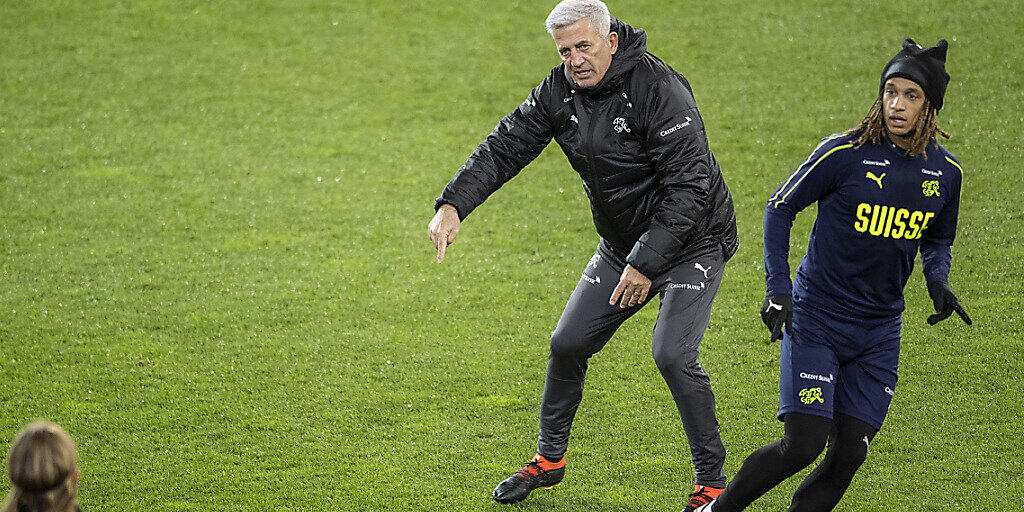 Vladimir Petkovic gibt im Training Anweisungen