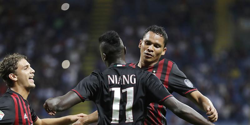 Carlos Bacca (rechts) erzielte beim 2:0 gegen Lazio Rom seinen bereits fünften Saisontreffer