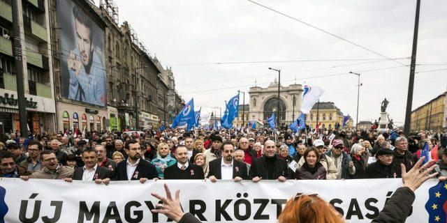 Demonstranten marschieren in Budapest für "eine neue Republik"