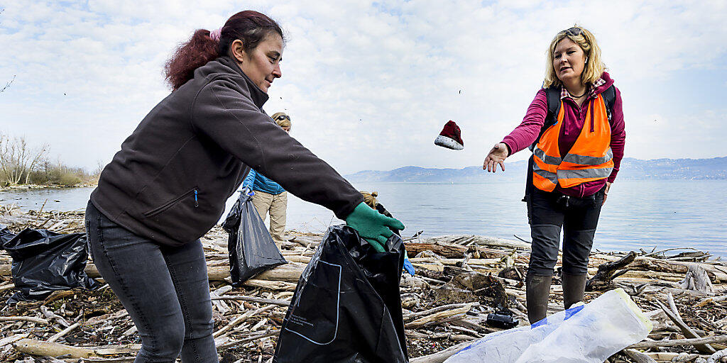 Der untersuchte Plastikmüll wurde an verschiedenen Stränden des Genfersees gesammelt. Auf dem Foto eine Säuberungsaktion durch Freiwillige im Jahr 2018. (Archiv)