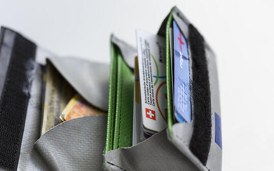Die Menschen im Kanton Genf zahlen überdurchschnittlich hohe Krankenkassenprämien. Die Linke will mit einer kantonalen Initiative erreichen, dass ihnen künftig mehr Geld für anderes im Portemonnaie bleibt. (Symbolbild)