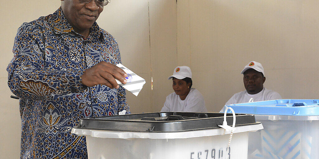 John Magufuli, amtierender Präsident von Tansania und Präsidentschaftskandidat bei der Präsidentenwahl, gibt in einem Wahllokal im ostafrikanischen Tansania seine Stimme ab. In einem angespannten Klima wählen die Bürger den Präsidenten und das Parlament neu. Foto: Stringer/AP/dpa