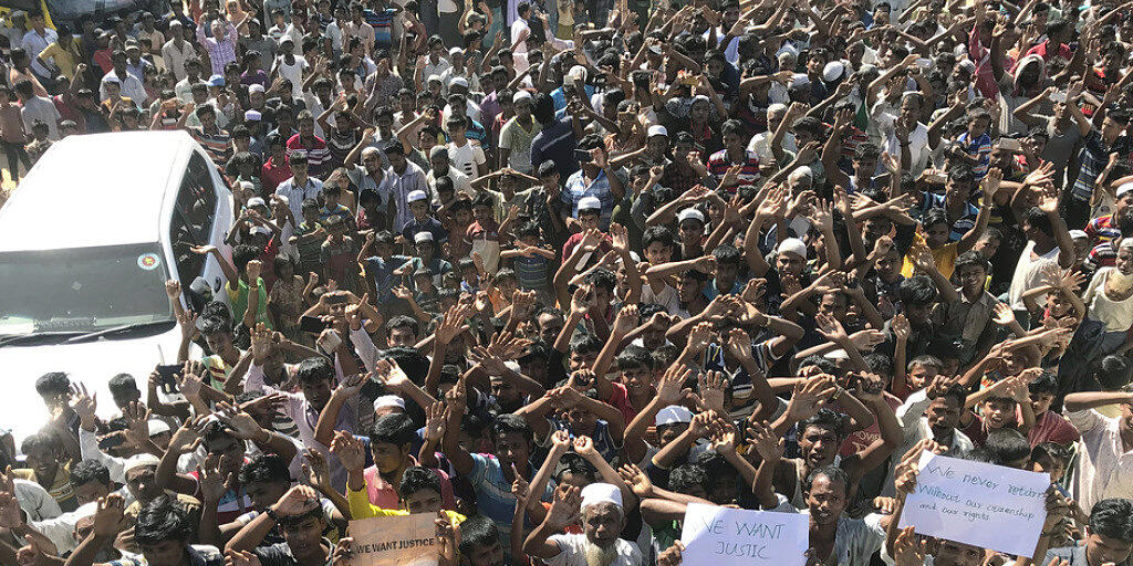 Rohingya protestieren am Donnerstag im Flüchtlingscamp Cox's Bazar in Bangladesch gegen die Rückführung nach Myanmar.