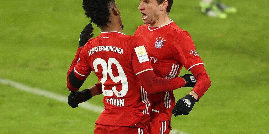 Thomas Müller (rechts) rettete mit seinen zwei Toren die Bayern im Spitzenspiel gegen Leipzig