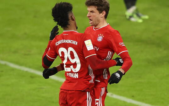 Thomas Müller (rechts) rettete mit seinen zwei Toren die Bayern im Spitzenspiel gegen Leipzig