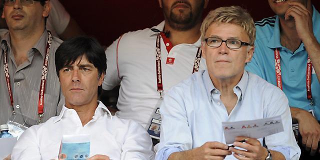 Urs Siegenthaler (rechts) mit Deutschland-Coach Jogi Löw Urs Siegenthaler (rechts) mit Deutschland-Coach Jogi Löw