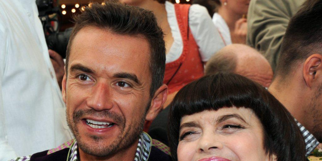 Mireille Mathieu letztes Jahr mit Florian Silbereisen auf dem Oktoberfest. Zu ihrem 70. Geburtstag stösst sie aber lieber mit Champagner an als mit Bier. (Archivbild) Mireille Mathieu letztes Jahr mit Florian Silbereisen auf dem Oktoberfest. Zu ihrem 70. Geburtstag stösst sie aber lieber mit Champagner an als mit Bier. (Archivbild)