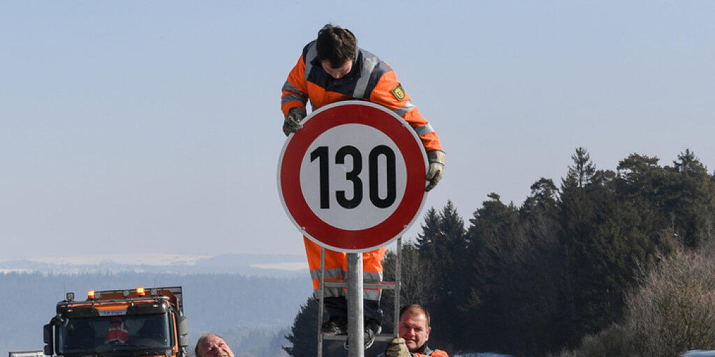 An der deutschen Autobahn A81 wird ein Schild mit der Aufschrift "130" montiert. Die umstrittene Geschwindigkeitsbeschränkung von 130 Kilometern pro Stunde trat am Mittwochnachmittag in Kraft.