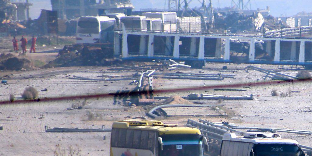 Busse bringen Rebellen und ihre Familien aus Ost-Aleppo. Busse bringen Rebellen und ihre Familien aus Ost-Aleppo.