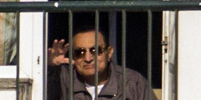 Mubarak winkt von seinem Zimmer im Maadi-Militärspital aus