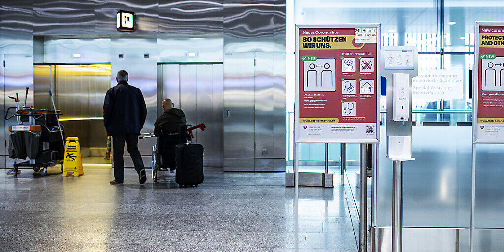 Nach wie vor fliegen weniger Passagiere über den Zürcher Flughafen: ein Plakat weist Fluggäste auf die Hygienemassnahmen hin.