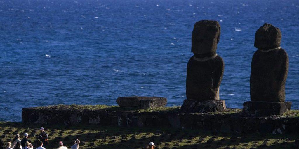 Touristen auf den Osterinseln bewundern geheimnisvolle Moai-Statuen. (Archivbild)
