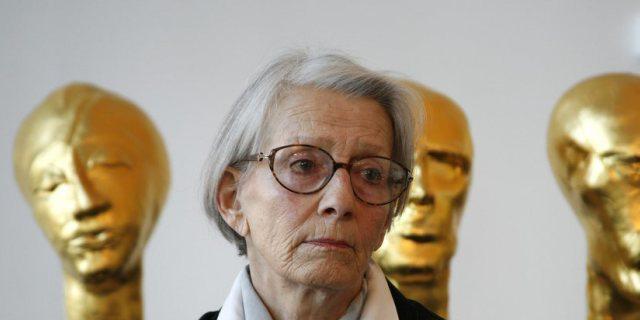 Eva Aeppli mit ihren "Planeten" 2006 im Museum Tinguely