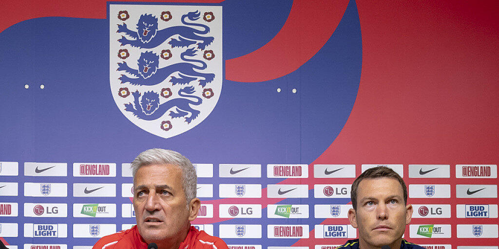 Nationaltrainer Vladimir Petkovic und Stephan Lichtsteiner (rechts) stehen den Medien vor dem Spiel gegen den WM-Halbfinalisten England Rede und Antwort