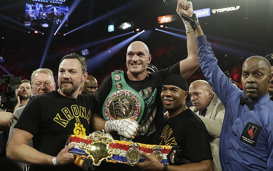 Tyson Fury (Bildmitte) ist neuer WBC-Schwergewichts-Weltmeister