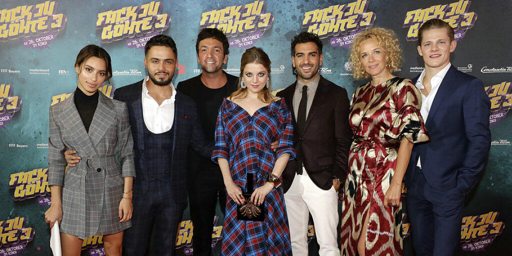Gizem Emre, Aram Arami, Bora Dagtekin, Jella Haase, Elyas M'Barek, Katja Riemann und Max von der Groeben (v.l.n.r.) spielen in "Fack Ju Göhte 3". Der Film belegte am Wochenende vom 2. bis 5. November 2017 Platz 1 der Deutschschweizer Kinocharts. (Archiv)