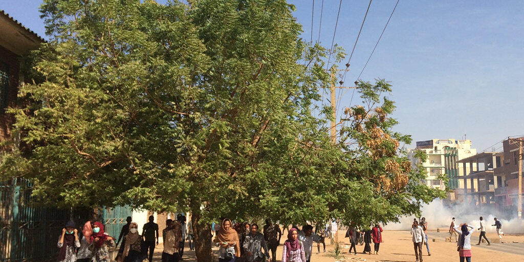 In der sudanesischen Hauptstadt Khartum ziehen sich Protestierende zurück, nachdem die Polizei Tränengas gegen die Regierungsgegner eingesetzt hat. (Archiv)