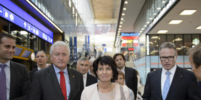 Bundesrätin Doris Leuthard am umgebauten Genfer Bahnhof Bundesrätin Doris Leuthard am umgebauten Genfer Bahnhof