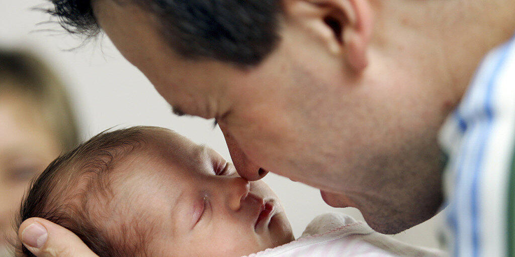 Auch Väter sollen sich nach der Geburt intensiv an der Betreuung des Kindes beteiligen können. Die Sozialkommission des Ständerats stellt einen zweiwöchigen Vaterschaftsurlaub zur Diskussion. (Archivbild)