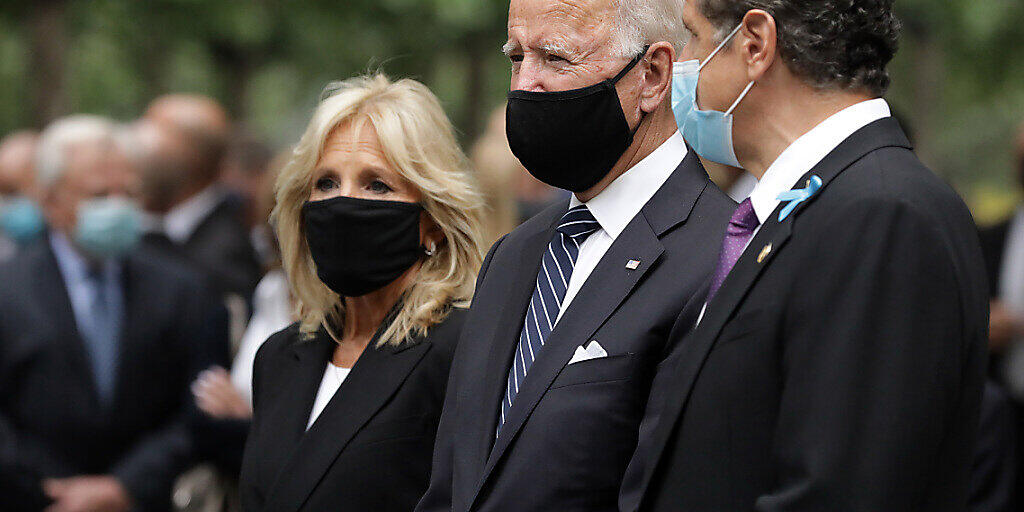 Joe Biden (2.v.r), US-Präsidentschaftskandidat der Demokraten, seine Ehefrau Jill Biden (3.v.r) und Andrew Cuomo (r), Gouverneur von New York, nehmen an einer Gedenkveranstaltung im National September 11 Memorial and Museum anlässlich des 19. Jahrestags der Terroranschläge vom 11. September teil. Foto: Amr Alfiky/Pool The New York Times/AP/dpa