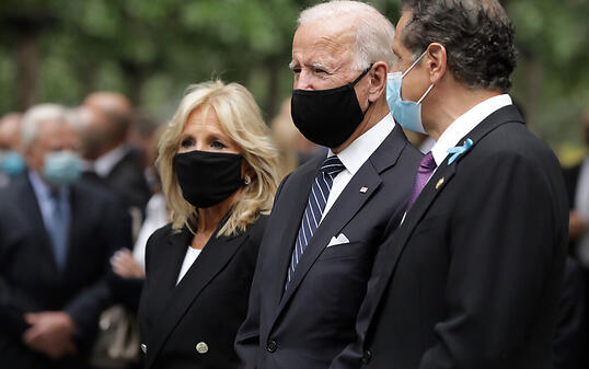 Joe Biden (2.v.r), US-Präsidentschaftskandidat der Demokraten, seine Ehefrau Jill Biden (3.v.r) und Andrew Cuomo (r), Gouverneur von New York, nehmen an einer Gedenkveranstaltung im National September 11 Memorial and Museum anlässlich des 19. Jahrestags der Terroranschläge vom 11. September teil. Foto: Amr Alfiky/Pool The New York Times/AP/dpa