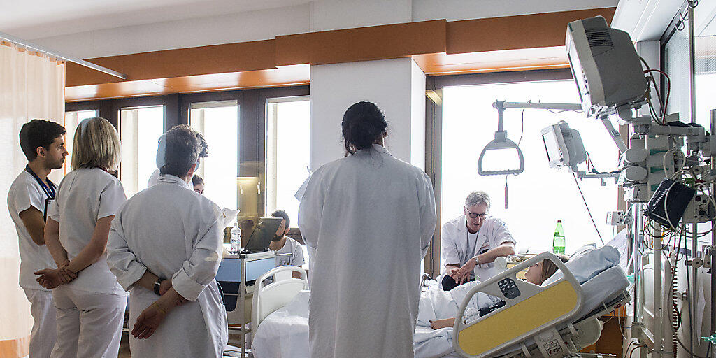 Viele Patientinnen und Patienten erleiden im Spital eine Infektion. Der Bund will die Zahl senken. Zum Beispiel sollen weniger Blasenkatheter gelegt werden. (Symbolbild)